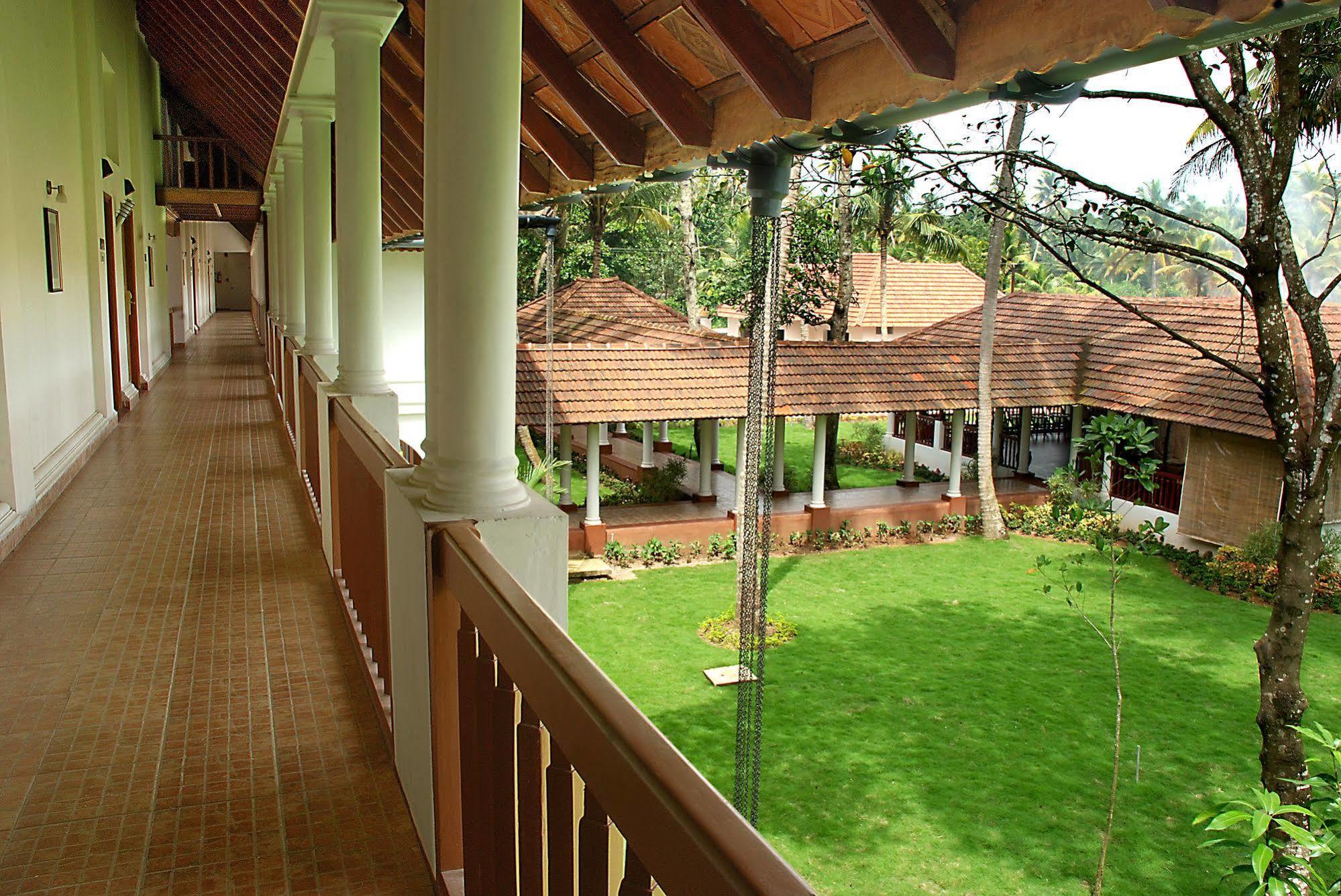 Lemon Tree Vembanad Lake Resort, Kerala Alappuzha Exterior foto