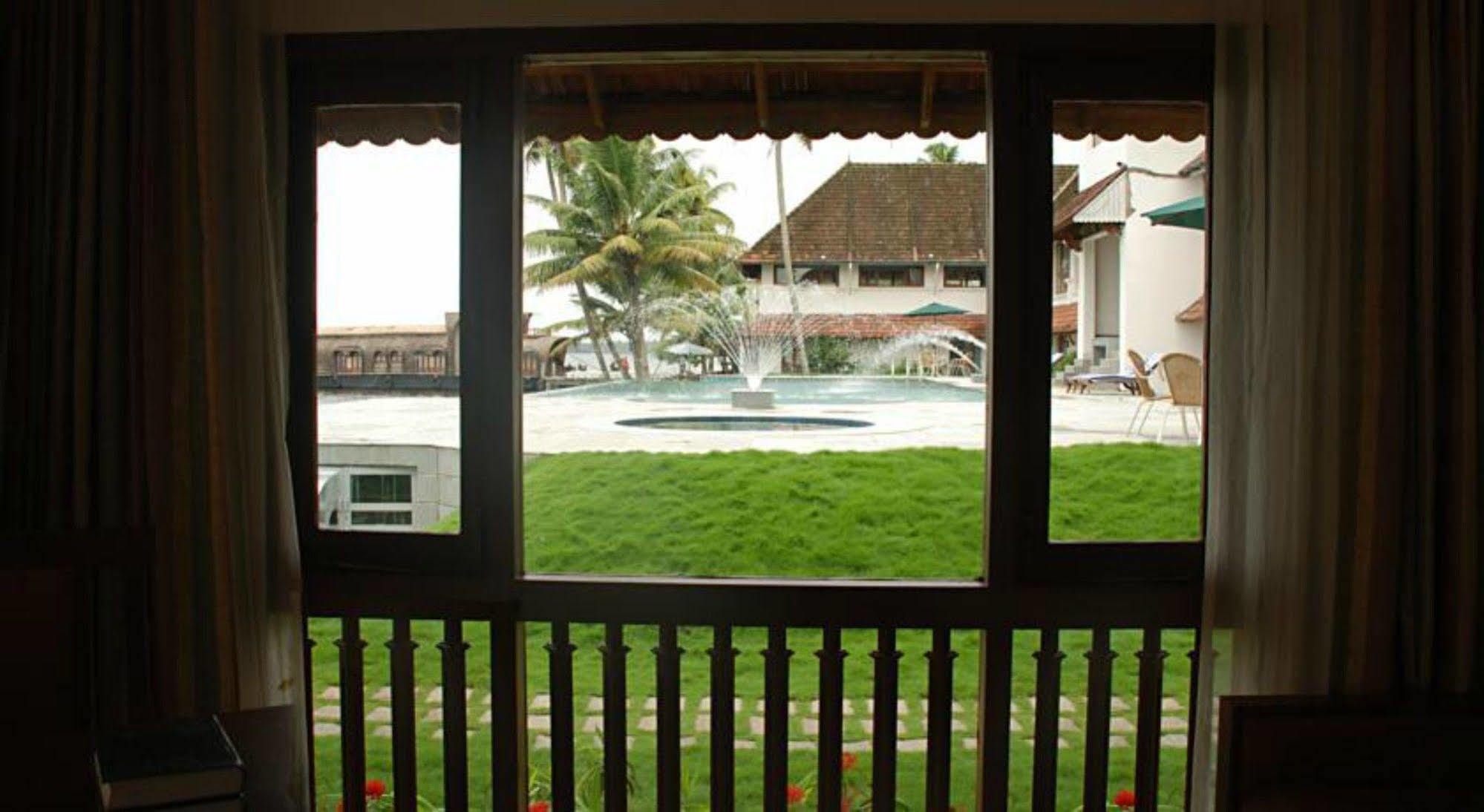 Lemon Tree Vembanad Lake Resort, Kerala Alappuzha Exterior foto